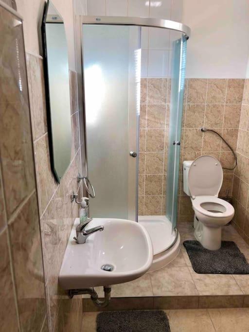 Cozy Apartment Near Hockey & Football Arena Братислава Экстерьер фото